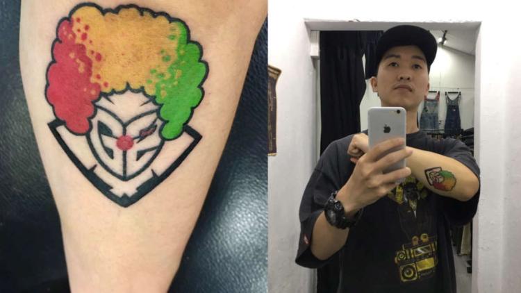 Un vrai fan - un joueur s'est fait tatouer la version clown du logo G2 Esports