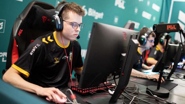 f4 stzin a quitté la formation de départ Case Esports