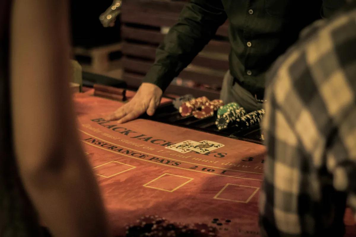 Une plongée en profondeur pour les parieurs : Comprendre les chances au Blackjack canadien en ligne