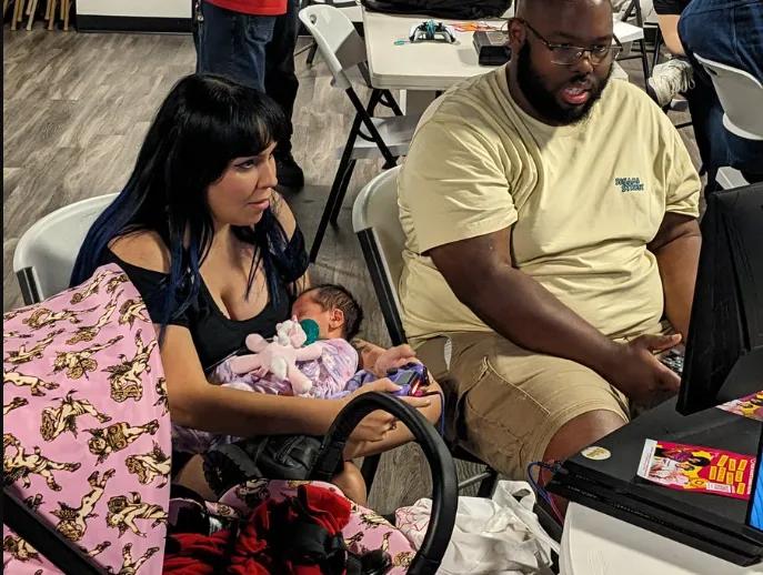 Une mère de Floride remporte le tournoi de Mortal Kombat en tenant son nouveau-né dans ses bras