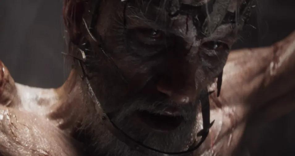 Les fans retracent la figure brûlante à travers l'histoire sanglante de Divinity