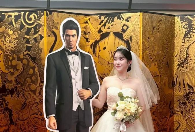 Kazuma Kiryu en carton devient le centre d'un mariage fait par des fans à Tokyo