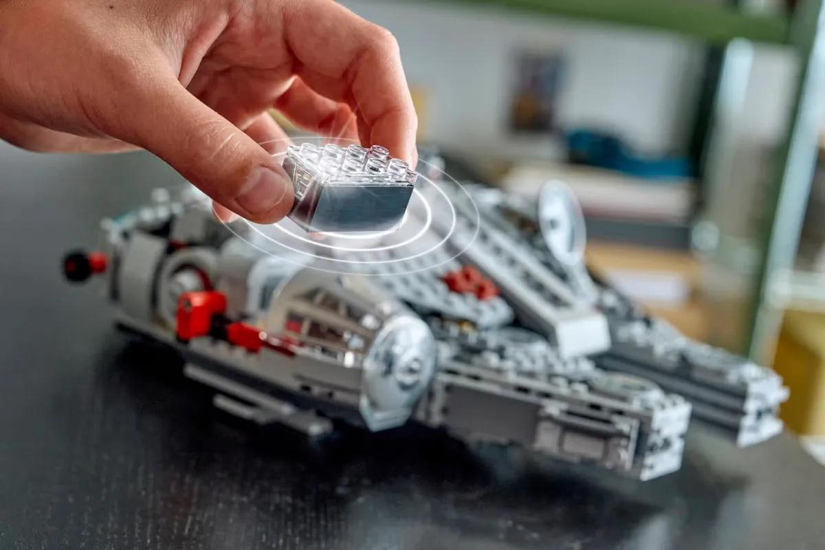 Un fan de LEGO transforme la DeLorean en Faucon Millenium